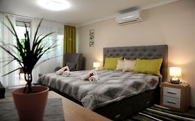 Judit Apartman Dombovar-Gunaras